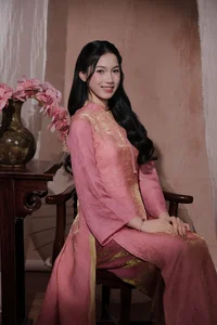Elegant Vietnamese Volleyball Star Nguyen Thi Phuong Celebrates Lunar New Year in Stunning Traditional Ao Dai Fashion-5