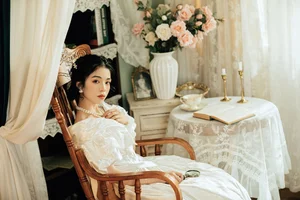 Timeless Grace: Discover Xuan Xuan’s Retro Portraits in a Captivating Oil Painting Aesthetic-2