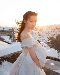 Santorini Dream: Dilraba Dilmurat’s Ethereal Bridal Shoot and the Art of Self-Love-6