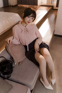 Coser Xueqing Astra: Elegant Allure of "肉丝通勤OL" – Office Lady in Nude Pantyhose-29