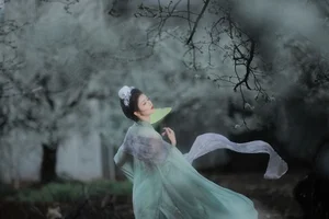 Ethereal Beauty of Wu Sui Sui in Art Language YiTuYu Vol.8876: A Spring Muse in Hanfu-18