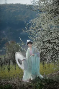 Ethereal Beauty of Wu Sui Sui in Art Language YiTuYu Vol.8876: A Spring Muse in Hanfu-3