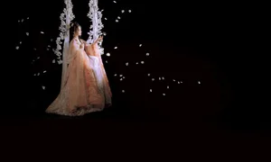 Ethereal Garden Portrait Photography: Art Language Vol.9116 Featuring Model Zhi on a Floral Swing – Aesthetic Outdoor Photoshoot Inspiration-7