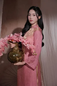 Elegant Pink Silk Ao Dai: Traditional Vietnamese Dress for a Radiant and Graceful Look in Modern Ethnic Fashion-0