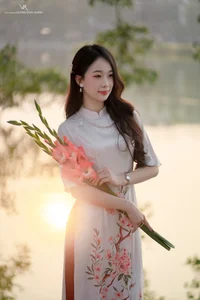 Timeless Elegance of Vietnamese Ao Dai by the Lake-7