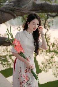 Timeless Elegance of Vietnamese Ao Dai by the Lake-3