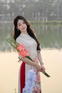 Timeless Elegance of Vietnamese Ao Dai by the Lake-10