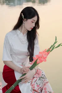 Timeless Elegance of Vietnamese Ao Dai by the Lake-14