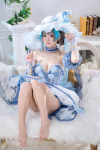 Coser Jiu Qi Miao - Cheshire Ice/Snow: Enchanting Frozen Beauty in Ethereal Blue Cosplay-19