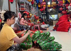 Experience the Magic of Hoi An: Traditional Lantern Making for the Lunar New Year in Vietnam’s Most Colorful Ancient Town-6