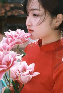 Vintage Ao Dai Beauty: Elegant Vietnamese Woman with Flowers in a Nostalgic Setting-7