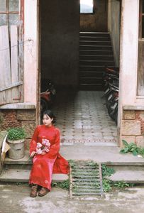 Vintage Ao Dai Beauty: Elegant Vietnamese Woman with Flowers in a Nostalgic Setting-5