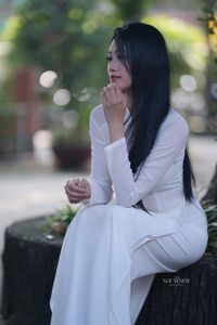 Elegant Vietnamese Girl in Traditional White Ao Dai - Timeless Beauty-5