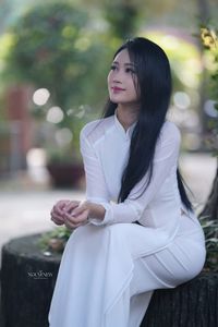 Elegant Vietnamese Girl in Traditional White Ao Dai - Timeless Beauty-1