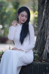 Elegant Vietnamese Girl in Traditional White Ao Dai - Timeless Beauty-0