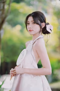 VGU No.35: Serene Beauty of a Young Woman with a Dreamy Bouquet-1