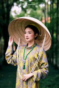 VGU No.183: Admire the Elegant Beauty of Vietnamese Women in Ao Dai and Conical Hat Amidst Nature-2