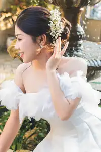 Elegant Bride Plays White Piano Amidst Lush Greenery: A Serene Wedding Moment-6