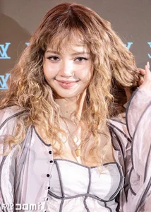 Lisa of Blackpink stuns with bold hippie curls at an international fashion event-3