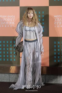 Lisa of Blackpink stuns with bold hippie curls at an international fashion event-1