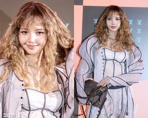 Lisa of Blackpink stuns with bold hippie curls at an international fashion event-6