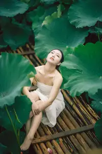 Ju Zi's Ethereal Beauty Amidst Lotus Blooms | YiTuYu Vol.8733-1