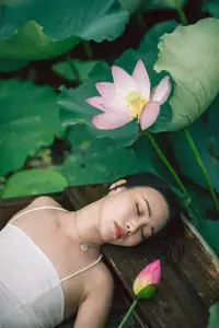 Ju Zi's Ethereal Beauty Amidst Lotus Blooms | YiTuYu Vol.8733-22