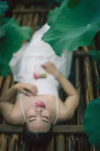 Ju Zi's Ethereal Beauty Amidst Lotus Blooms | YiTuYu Vol.8733-24