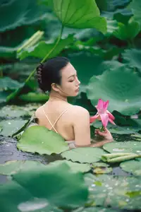 Ju Zi's Ethereal Beauty Amidst Lotus Blooms | YiTuYu Vol.8733-12