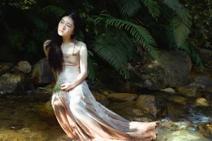 Serene Summer Portrait Photography: Ye Zhi Zhi Zhi in YiTuYu Art Language Vol.9104 - Aesthetic Nature and Stream Side Fashion Inspiration-2
