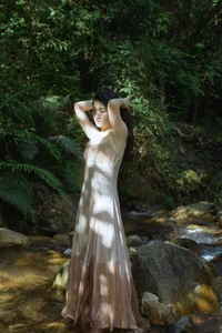 Serene Summer Portrait Photography: Ye Zhi Zhi Zhi in YiTuYu Art Language Vol.9104 - Aesthetic Nature and Stream Side Fashion Inspiration-12