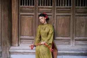 Graceful Vietnamese Ao Dai: Traditional Beauty Adorned with Red Calla Lilies-9