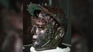 Rare Roman Ribchester Helmet: A Masterpiece of Ancient Bronze Artistry and Military History Found in Britain-2