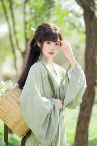 Asian Beauty: Sai Xi Xi Li Ma in Elegant Green Hanfu – YiTuYu Vol.8747 Collection-12