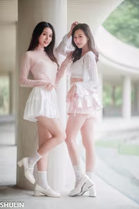 VGU No.75: Elegant Youthful Fashion A Charming Duo's Stylish Summer Look-4