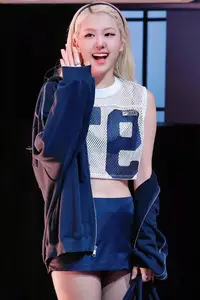 Rosé Blackpink: Dynamic Beauty, Captivating Style – Most Beautiful Idol 2025 VnExpress-0