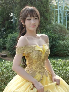 TikToker Thubaongok shines in a sweet and dreamy outfit check under the golden sun-7