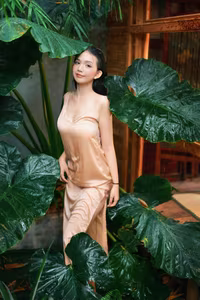 VGU No.45: Captivating Vietnamese Beauty: An Elegant Woman in Silk Amidst Lush Greenery-2