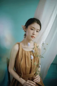 Chasing the Golden Hour: A Retro Visual Journey with Yi Zhi You Zi’s Art Language-4