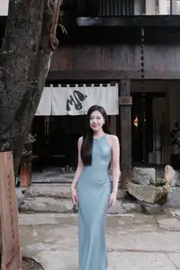 Elegant Halter Dress Style: Captivating Feminine Beauty in Every Glance-5