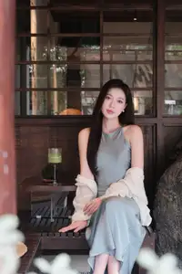 Elegant Halter Dress Style: Captivating Feminine Beauty in Every Glance-2