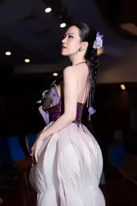 Radiant Actress in Elegant Stage Costume, Her Graceful Beauty Captivates Every Gaze on Stage.-4