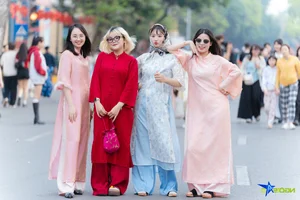 Timeless Elegance: Discovering the Soul of Hanoi Through the Grace of Ao Dai-9