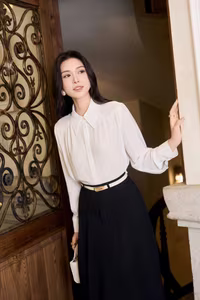 VGU No.7: Elegant Vietnamese Woman Radiates Modern Style and Confidence-1