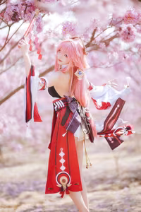 Coser Guaxi Jiang Transforms into Yae Miko Genshin Impact: Enchanting Beauty Amidst Sakura-7