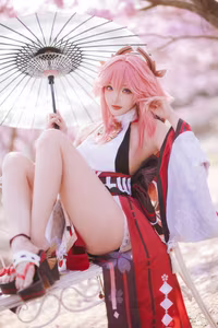 Coser Guaxi Jiang Transforms into Yae Miko Genshin Impact: Enchanting Beauty Amidst Sakura-14