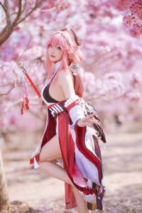 Coser Guaxi Jiang Transforms into Yae Miko Genshin Impact: Enchanting Beauty Amidst Sakura-12