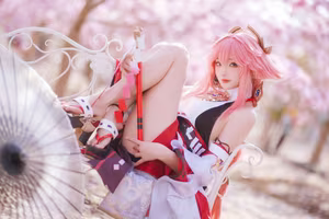 Coser Guaxi Jiang Transforms into Yae Miko Genshin Impact: Enchanting Beauty Amidst Sakura-3