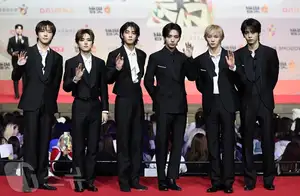 Christmas 2025 Red Carpet Explodes: Jang Won Young Transforms into Angel, Did Winter (aespa) Reveal Love Mark with Jungkook (BTS)?-23