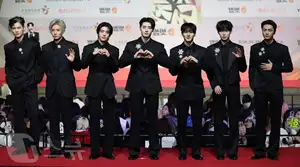 Christmas 2025 Red Carpet Explodes: Jang Won Young Transforms into Angel, Did Winter (aespa) Reveal Love Mark with Jungkook (BTS)?-35